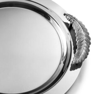 سینی دو عددی کی اس تی مدل 5450 مجموعه ای شیک و کاربردی برای پذیرایی در مهمانی و استفاده روزمره است. این محصول از استیل 18/10 ساخته شده و مقاومت مناسبی در برابر زنگ زدگی دارد. سطح آینه ای سینی ها، جلوه ای براق و جذاب ایجاد می کند و زیبایی میز پذیرایی را افزایش می دهد. طراحی گرد سینی ها، فضای مناسبی برای سرو انواع خوراکی، میوه، شیرینی، چای و نوشیدنی فراهم می کند. این مجموعه شامل دو عدد سینی است و وزن کلی آن 2 کیلوگرم است. دسته های پر با رنگ صدفی، ظاهر زیبا و متفاوتی به سینی ها می دهند و جابه جایی آنها را آسان تر می کنند. ترکیب سطح آینه ای، بدنه استیل و دسته های صدفی، ظاهر محصول را برای پذیرایی رسمی و مهمانی مناسب می سازد. استیل 18/10 کیفیت و دوام مناسبی دارد و امکان استفاده مداوم از سینی ها را فراهم می کند. سطح صاف سینی ها نیز تمیز کردن آنها را آسان می کند و برای استفاده روزمره گزینه مناسبی به شمار می رود. طراحی گرد مدل 5450 امکان چیدمان مناسب ظروف و خوراکی ها را روی سینی فراهم می سازد. این سینی ها برای سرو چای، قهوه، نوشیدنی، میوه، شیرینی و انواع خوراکی کاربرد دارند. سینی دو عددی کی اس تی مدل 5450 با طراحی زیبا و کاربردی، گزینه ای مناسب برای خانه، مهمانی و پذیرایی است.