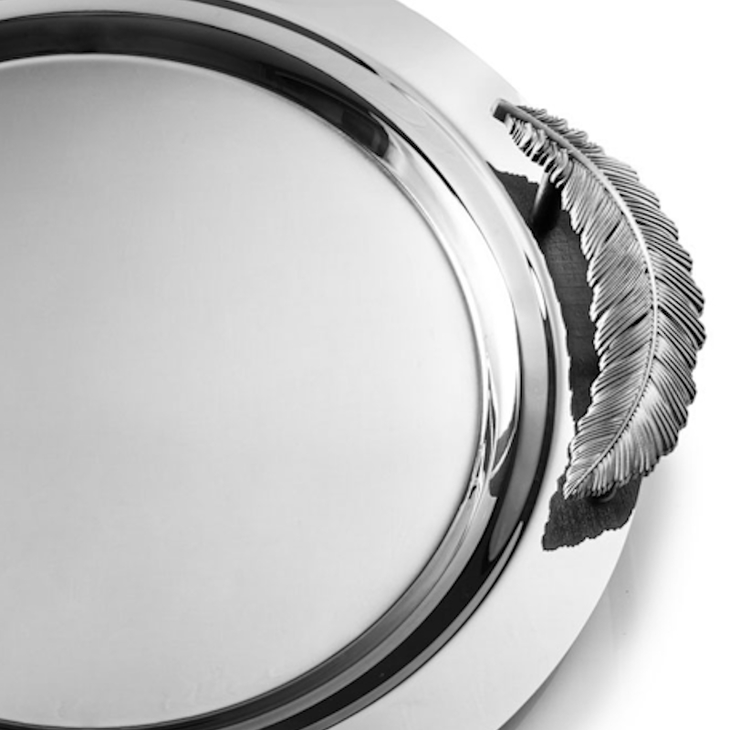 سینی دو عددی کی اس تی مدل 5450 مجموعه ای شیک و کاربردی برای پذیرایی در مهمانی و استفاده روزمره است. این محصول از استیل 18/10 ساخته شده و مقاومت مناسبی در برابر زنگ زدگی دارد. سطح آینه ای سینی ها، جلوه ای براق و جذاب ایجاد می کند و زیبایی میز پذیرایی را افزایش می دهد. طراحی گرد سینی ها، فضای مناسبی برای سرو انواع خوراکی، میوه، شیرینی، چای و نوشیدنی فراهم می کند. این مجموعه شامل دو عدد سینی است و وزن کلی آن 2 کیلوگرم است. دسته های پر با رنگ صدفی، ظاهر زیبا و متفاوتی به سینی ها می دهند و جابه جایی آنها را آسان تر می کنند. ترکیب سطح آینه ای، بدنه استیل و دسته های صدفی، ظاهر محصول را برای پذیرایی رسمی و مهمانی مناسب می سازد. استیل 18/10 کیفیت و دوام مناسبی دارد و امکان استفاده مداوم از سینی ها را فراهم می کند. سطح صاف سینی ها نیز تمیز کردن آنها را آسان می کند و برای استفاده روزمره گزینه مناسبی به شمار می رود. طراحی گرد مدل 5450 امکان چیدمان مناسب ظروف و خوراکی ها را روی سینی فراهم می سازد. این سینی ها برای سرو چای، قهوه، نوشیدنی، میوه، شیرینی و انواع خوراکی کاربرد دارند. سینی دو عددی کی اس تی مدل 5450 با طراحی زیبا و کاربردی، گزینه ای مناسب برای خانه، مهمانی و پذیرایی است.